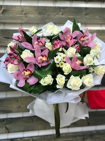 Букет цветов из: Розы и Хризантемы в Шувое