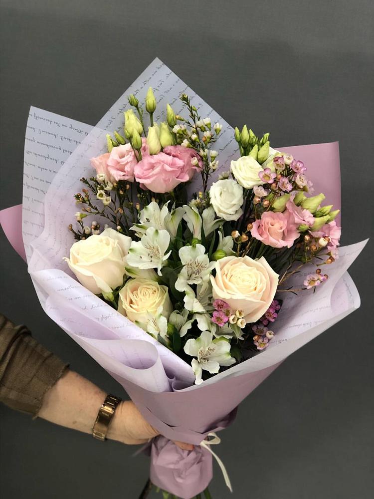 Букет цветов из: Альстромерии, Розы и Лизиантусы в Шувое