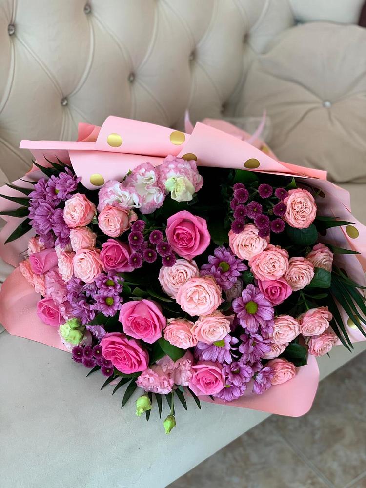 Букет цветов из: Хризантемы, Розы и Лизиантусы в Шувое