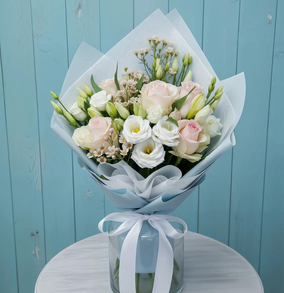 Букет цветов из: Розы и Лизиантусы в Шувое