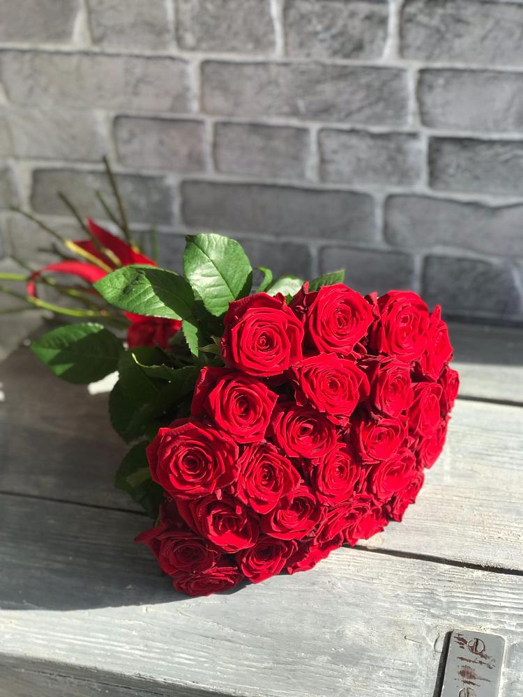 Букет Красные розы Фридом в Шувое