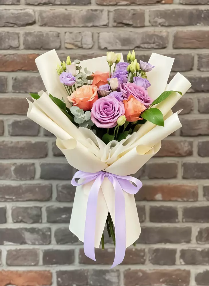 Букет цветов из: Лизиантусы и Розы в Шувое