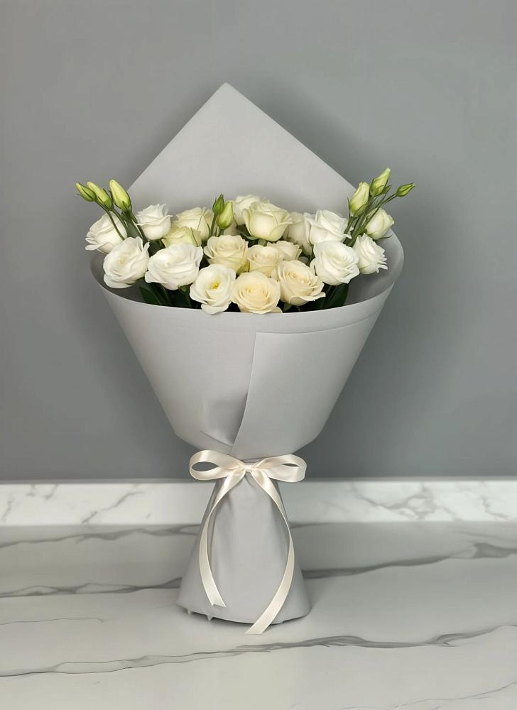 Букет цветов из: Розы и Лизиантусы в Шувое