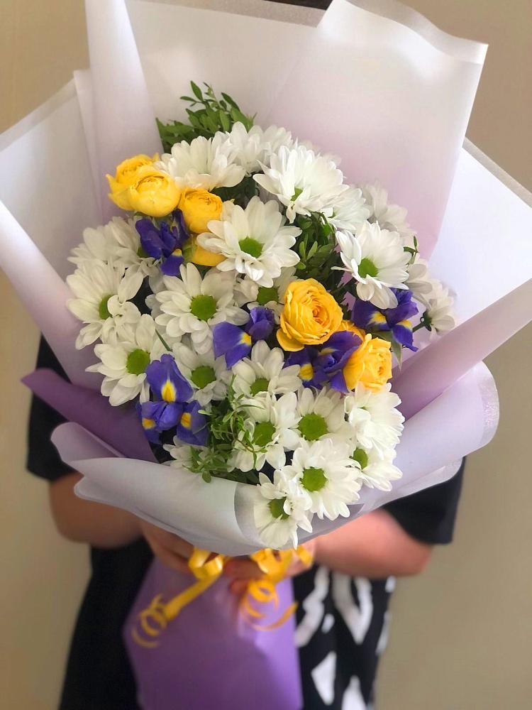 Букет цветов из: Ирисы, Хризантемы и Розы в Шувое