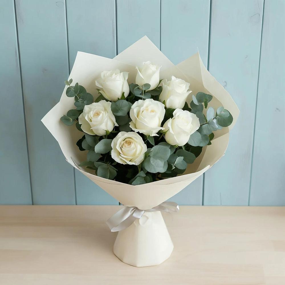Букет Белые розы в Эвкалипте в Шувое