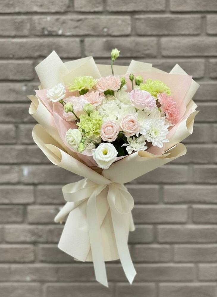 Букет цветов из: Гвоздики, Розы, Лизиантусы и Хризантемы в Шувое