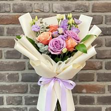 Букет цветов из:  Лизиантусы и Розы в Шувое