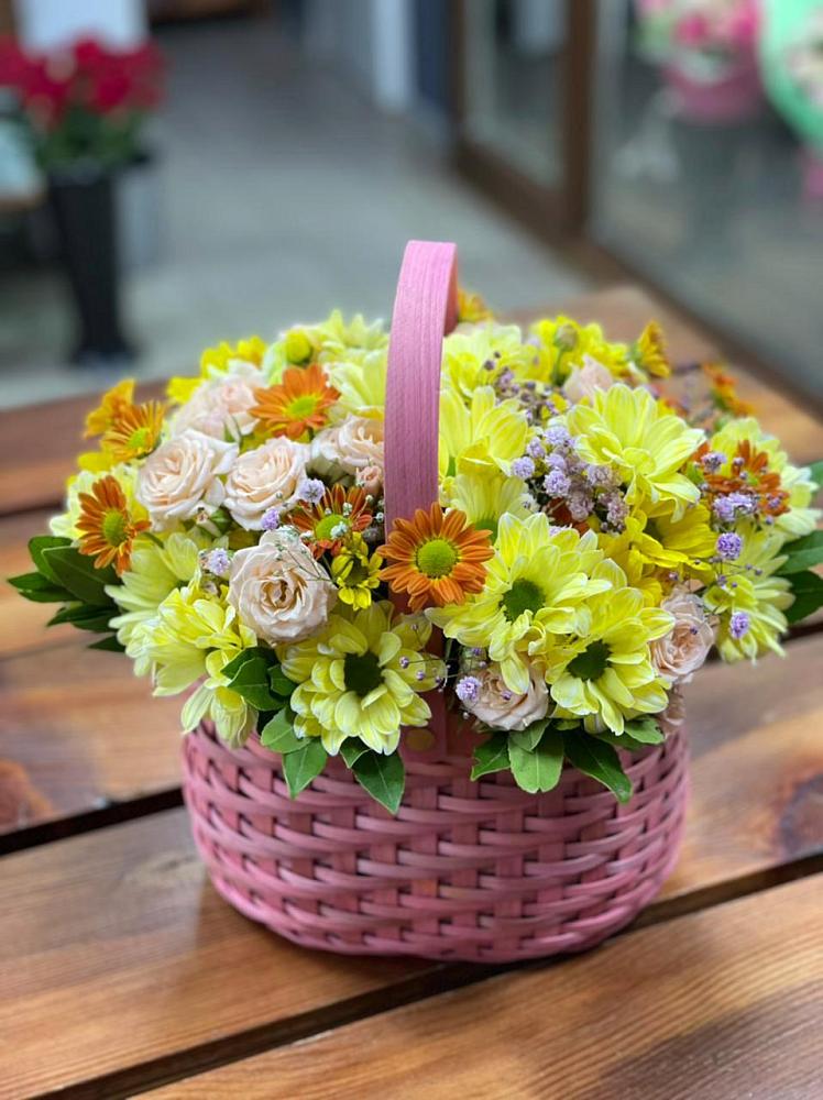 Цветочная композиция из Хризантемы и Розы в корзине в Шувое
