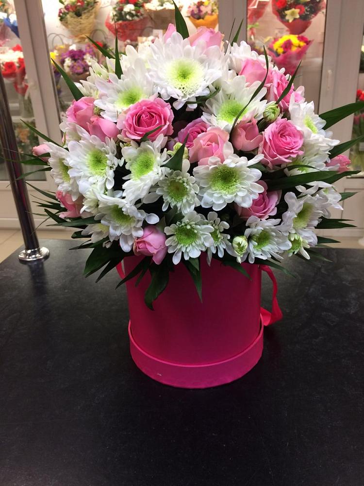 Цветочная композиция из Розы и Хризантемы в шляпной коробке в Шувое