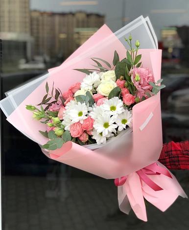 Букет цветов из: Розы, Лизиантусы и Хризантемы в Шувое