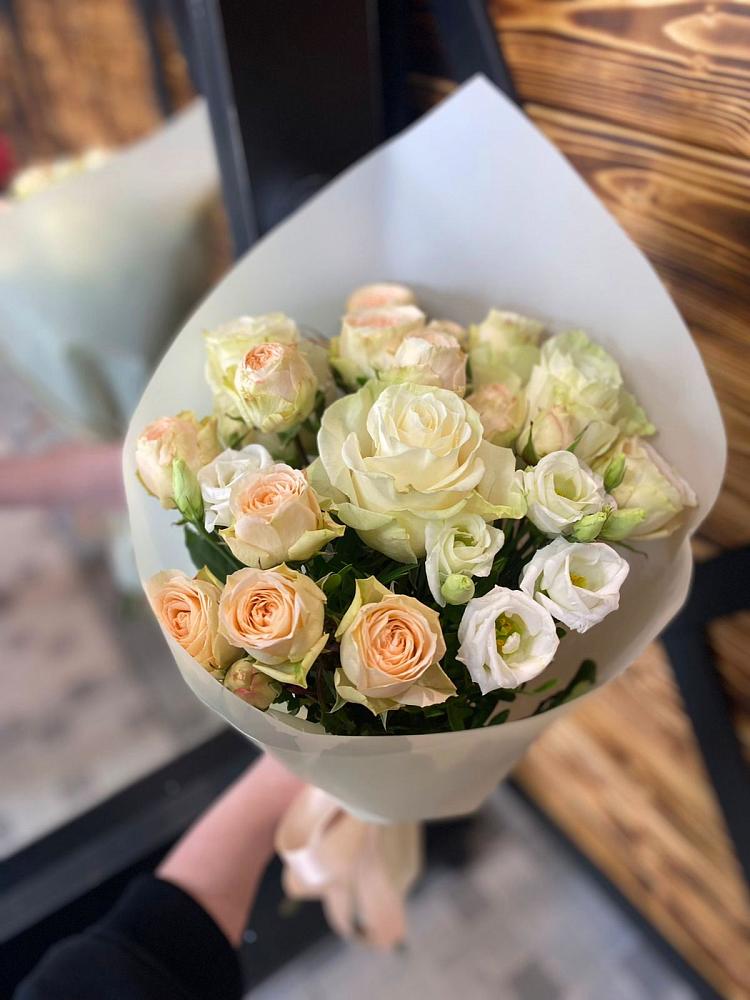 Букет цветов из: Розы и Лизиантусы в Шувое